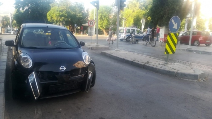 Otomobil Motosiklete Çaptı: 1 Ağır Yaralı