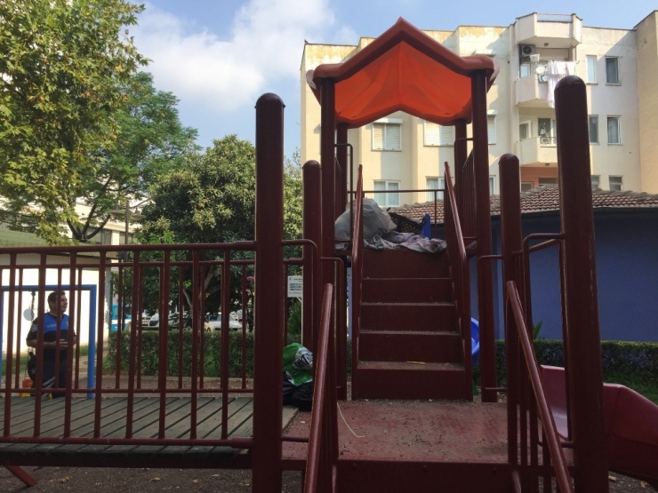 Hurda Eşyalarını Yığdığı Parktan Çıkarıldı