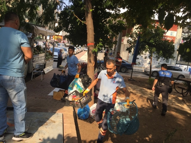 Hurda Eşyalarını Yığdığı Parktan Çıkarıldı