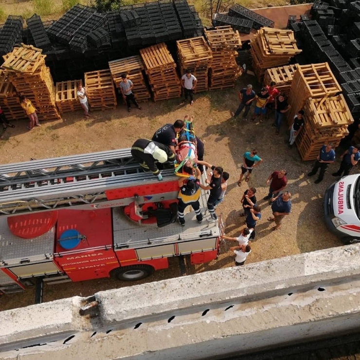 Boya Yapan İşçiyi Elektrik Çarptı