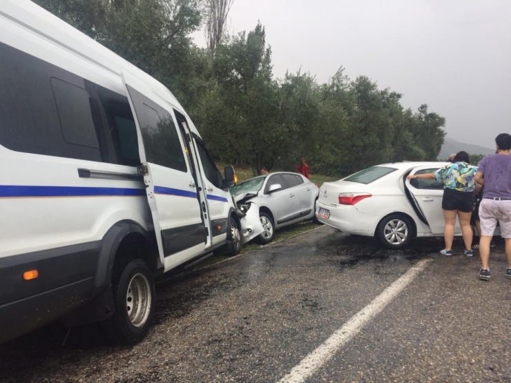 Yağmurda 4 Araç Birbirine Girdi: 18 Yaralı