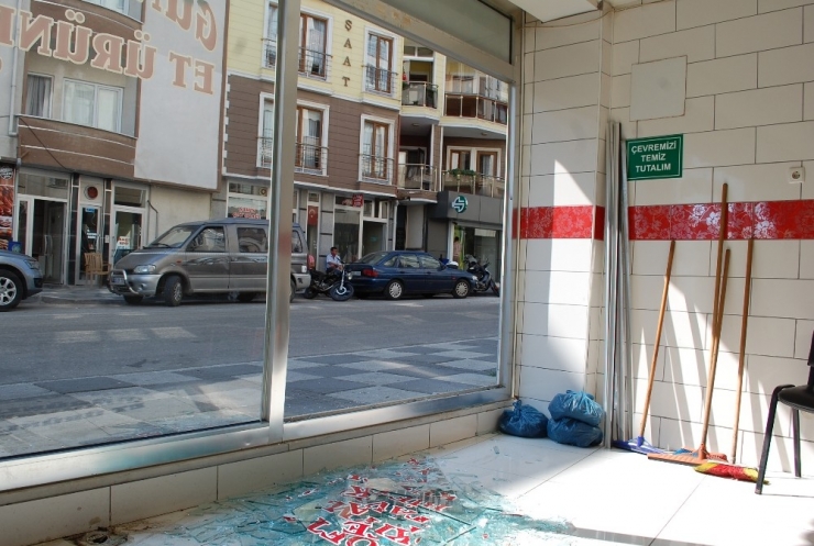 Görünmez Kaza: Otomobil Kasap Dükkanına Girdi