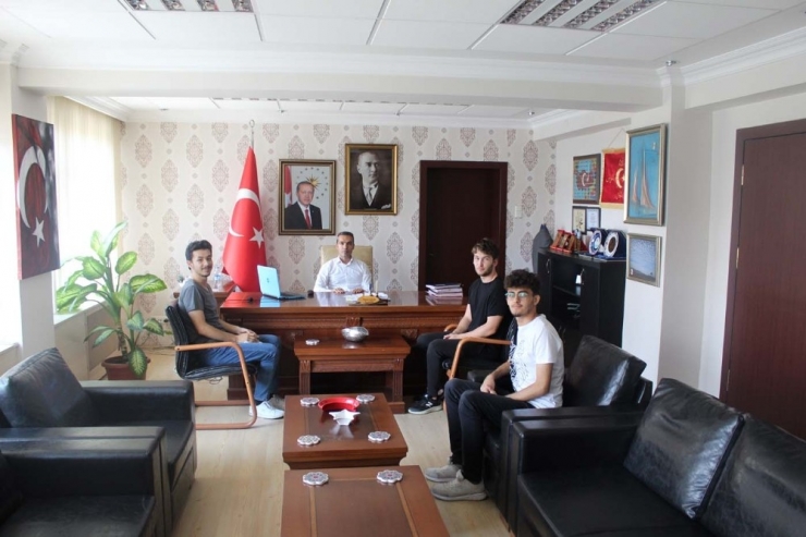 Üniversiteyi Kazanan Öğrencilerden Kaymakam Hasan Çiçek’e Teşekkür Ziyareti