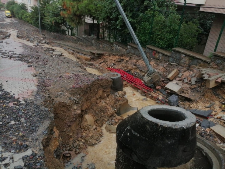 İstanbul’da Yoğun Yağış Sonrası Yol Çöktü