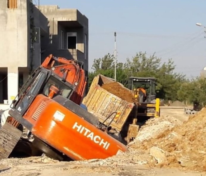 Hafriyat Kamyonu Çukura Düştü