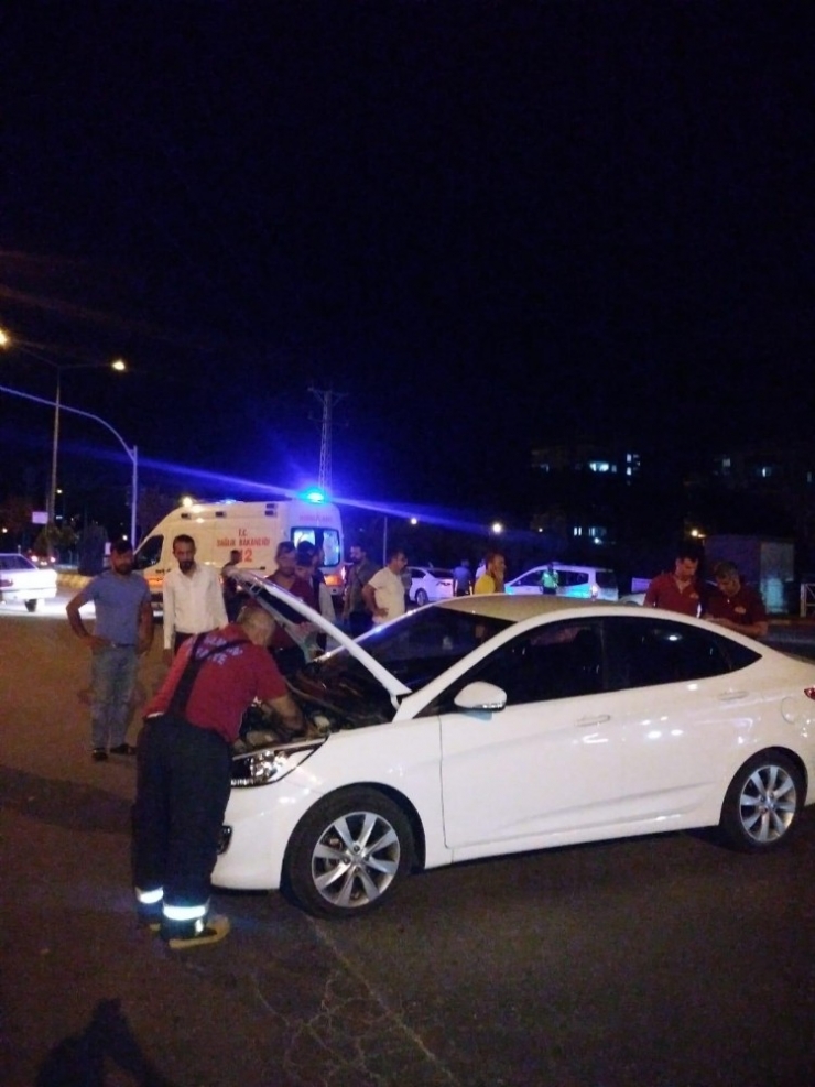 Otomobiller Çarpıştı: 4 Yaralı