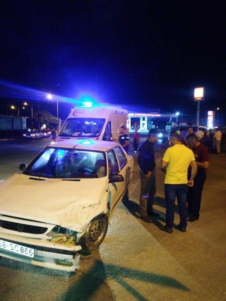 Otomobiller Çarpıştı: 4 Yaralı