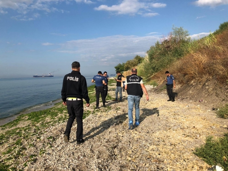 Beylikdüzü Kavaklı Sahili’nde Poşet İçerisinde Yeni Doğmuş Bir Bebek Cesedi Kıyıya Vurdu. Çevredekilerin İhbarı Üzerine Olay Yerine Polis Ekipleri Sevk Edildi.