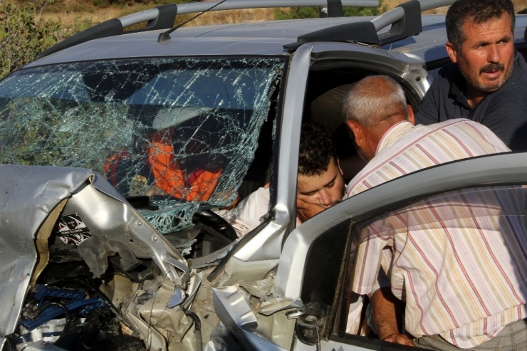 Hafif Ticari Araç İle Otomobil Kafa Kafaya Çarpıştı: 6 Yaralı