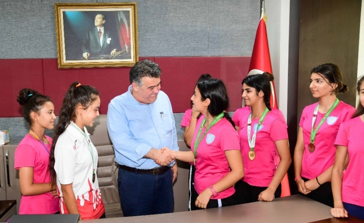 Adana Çim Hokeyi Spor Kulübü’ne Büyükşehir’den Ulaşım Desteği