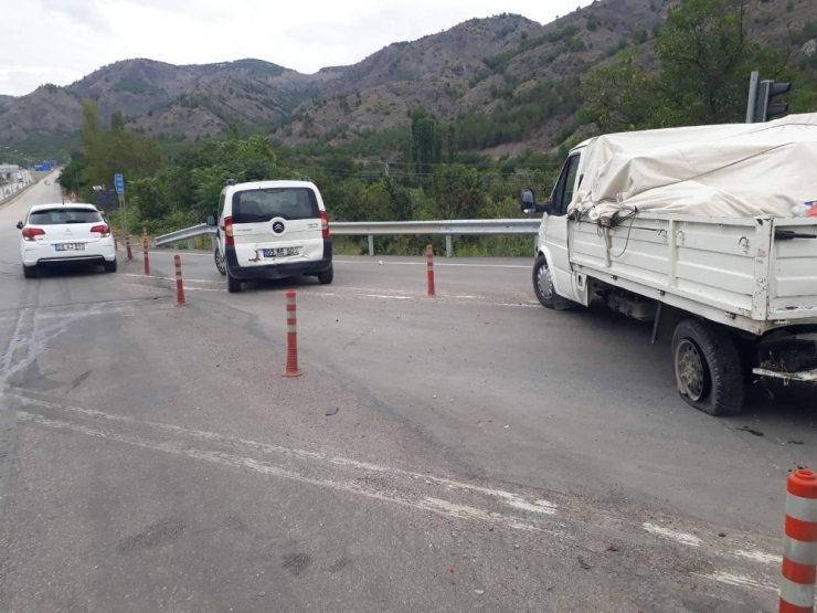 Zincirleme Trafik Kazasında 3 Araç Birbirine Girdi: 4 Yaralı