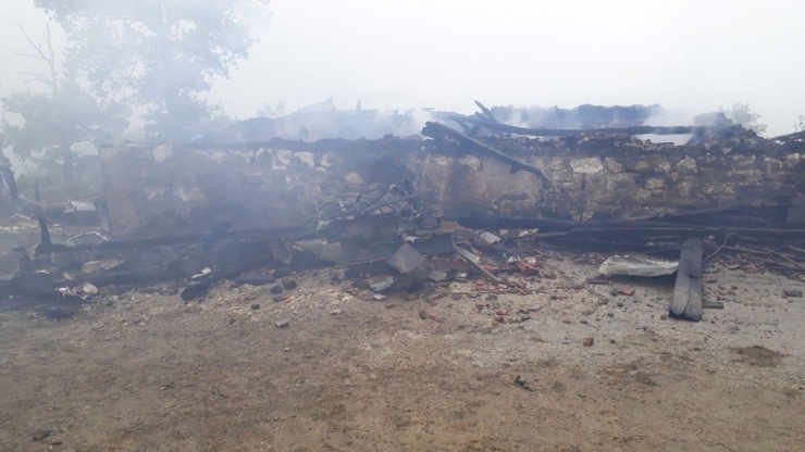 Ev, Ahır Ve İçinde 5 Ton Buğday Bulunan Ambar Kül Oldu