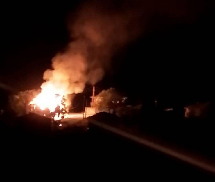 Ev, Ahır Ve İçinde 5 Ton Buğday Bulunan Ambar Kül Oldu