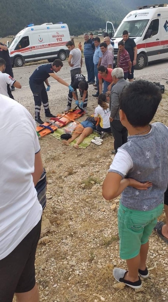 Antalya’da İki Araç Kafa Kafaya Çarpıştı: 6 Yaralı