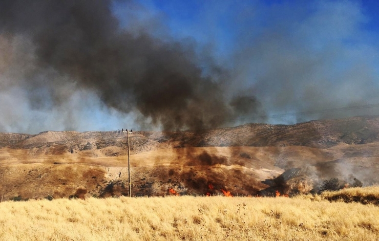 Anız Yangını 10 Köyü Enerjisiz Bıraktı