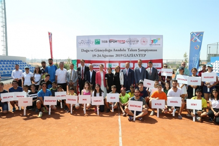 Büyükşehir’in Ev Sahipliğinde Tenis Şampiyonası Başladı