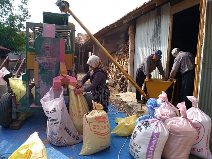 Ekim Öncesi Tohum İlaçlayarak Geçimini Sağlıyor