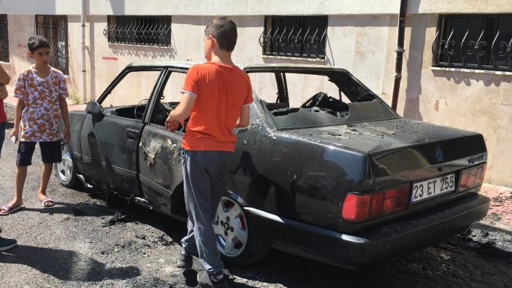 Elazığ’da Otomobil Yanarak, Kullanılamaz Hale Geldi