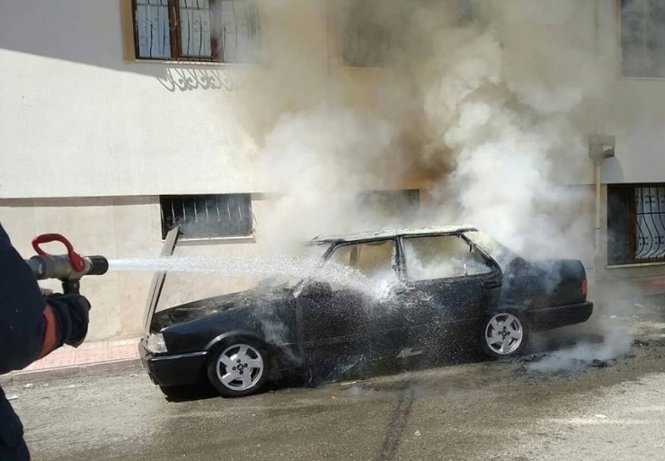 Elazığ’da Otomobil Yanarak, Kullanılamaz Hale Geldi