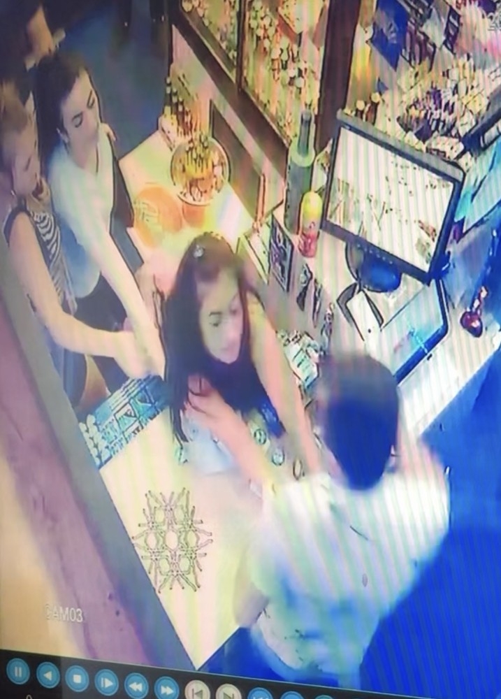 İçki Alamayan Sarhoş Kadın Tekel Bayisini Birbirine Kattı