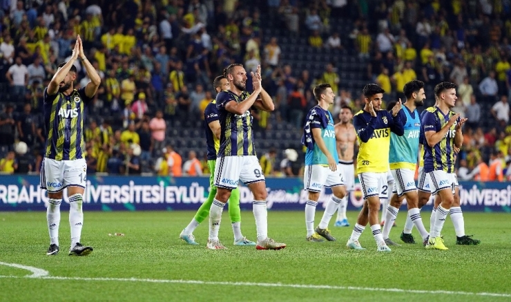 Taraftarlar Fenerbahçeli Futbolcuları Tribünlere Davet Etti
