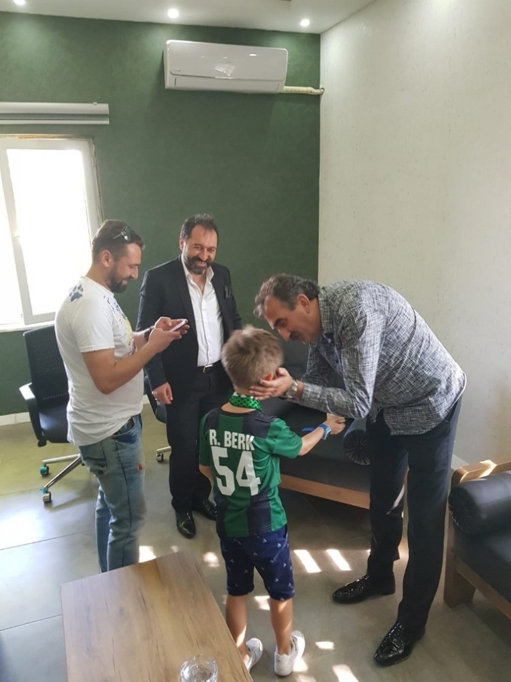 Minik Taraftar Bayram Harçlığını Başkan Nalbant’a Teslim Etti