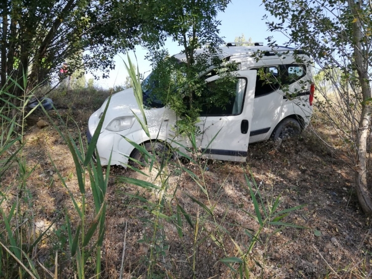 Hafif Ticari Araç Yoldan Çıktı : 1 Yaralı