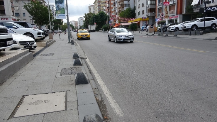 Kadıköy’de Lüks Cipin Motosikletliye Çarpıp Kaldırıma Çıktığı Anlar Kamerada