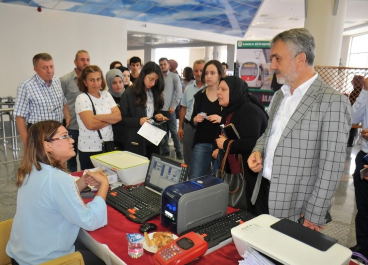 Rektör Bilgiç Kayıt Yaptıran Yeni Öğrencilerin Heyecanına Ortak Oldu