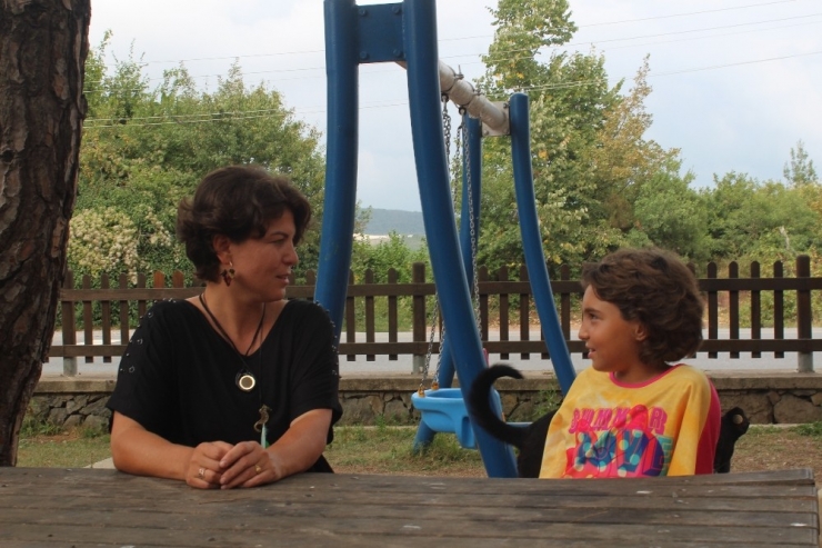 Kızına Tümör Teşhisi Konulunca Klip Çekerek Gelirini Lösemili Çocuklara Bağışlama Kararı Aldı