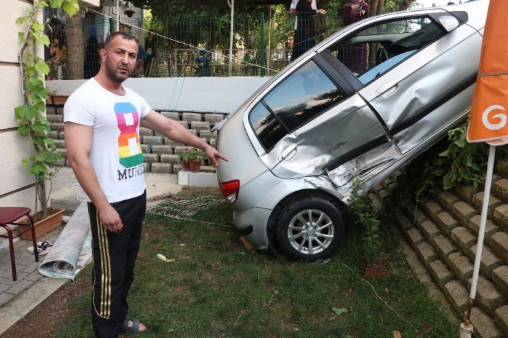 Otomobil Bahçede Sallanan Çocuğun Üzerine Uçtu