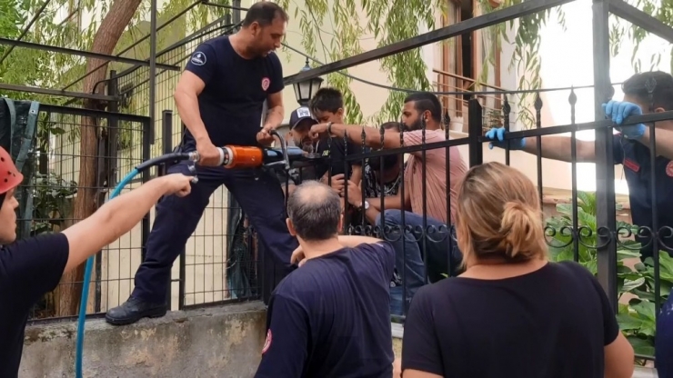 Küçükçekmece’de Bahçede Oynayan Çocuğun Eli Demire Saplandı