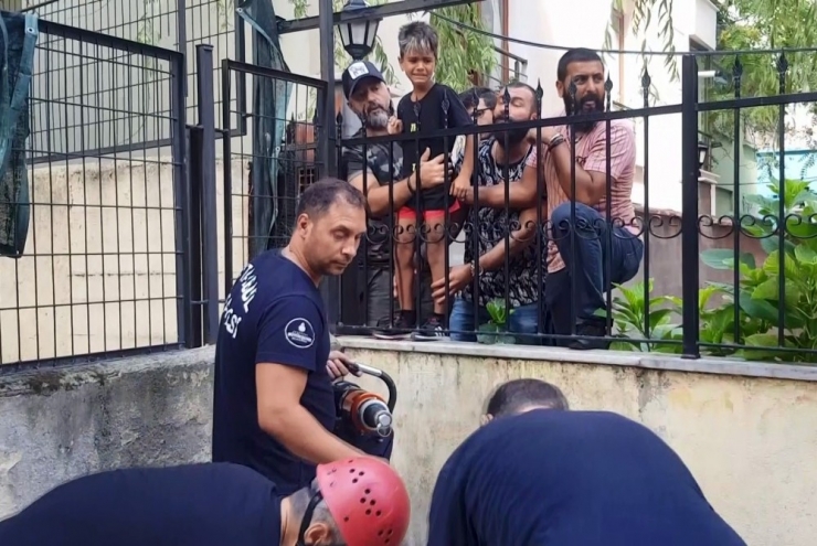 Küçükçekmece’de Bahçede Oynayan Çocuğun Eli Demire Saplandı