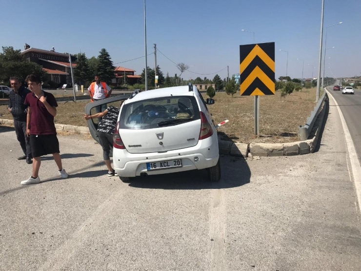 Otomobil Kaldırıma Çarptı : 2 Yaralı