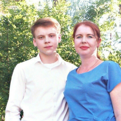 Cinnet Getiren Rus Genç, Ailesini Baltayla Katletti