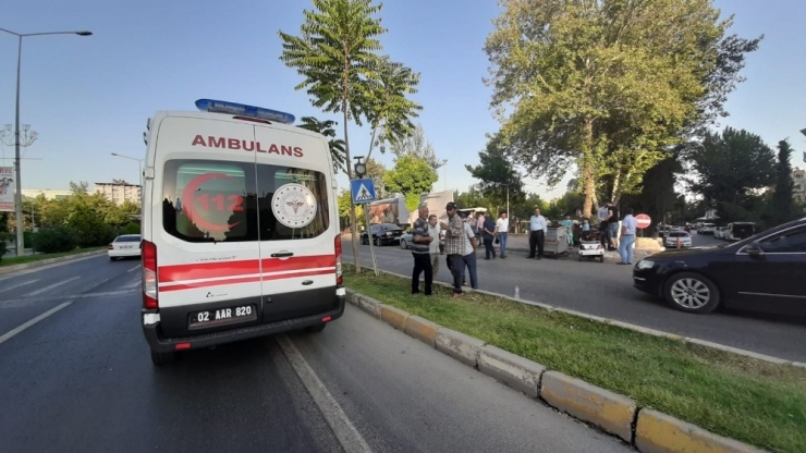 Otomobil Akülü Engelli Araca Çarptı: 1 Yaralı