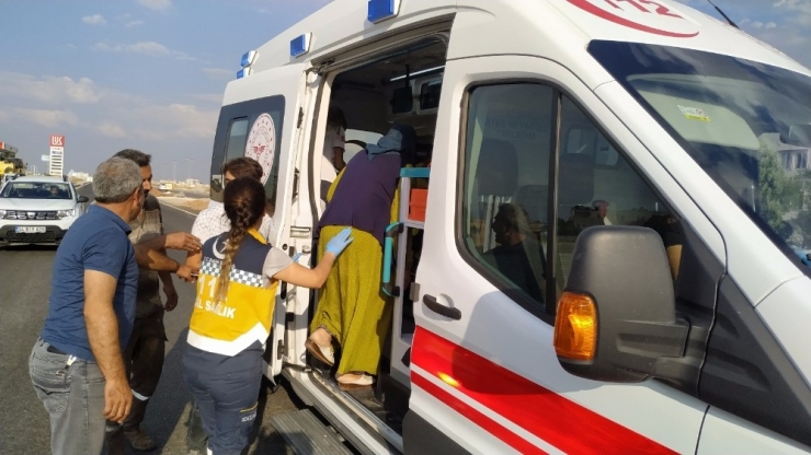 Otomobil Refüje Çarptı: 3 Yaralı