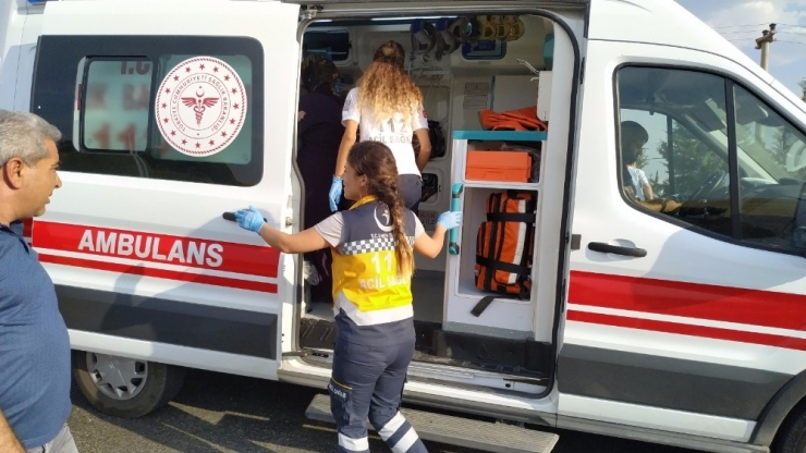 Otomobil Refüje Çarptı: 3 Yaralı