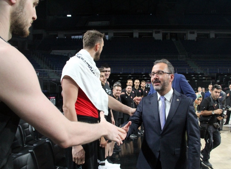 Bakan Kasapoğlu’ndan Millilere Ziyaret