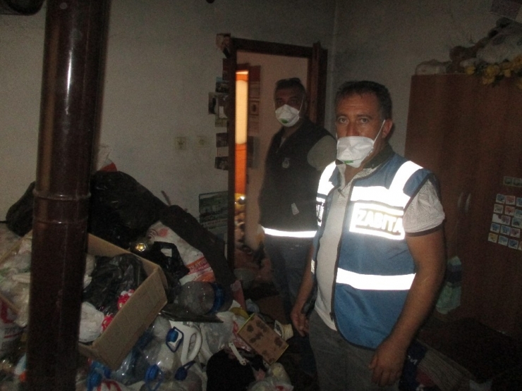 Ataşehir’de Karı Kocanın Yaşadığı Evden Tonlarca Çöp Çıktı