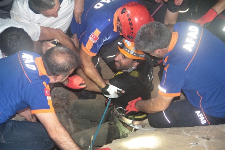 Mağarada Mahsur Kalan Tv Ekibi 6 Saatlik Çalışmayla Kurtarıldı