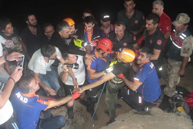Mağarada Mahsur Kalan Tv Ekibi 6 Saatlik Çalışmayla Kurtarıldı