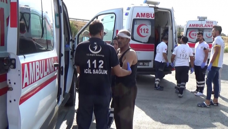 İşçi Servisi İle Kamyon Çarpıştı: 15 Yaralı