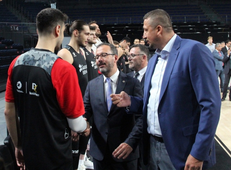 Bakan Kasapoğlu’ndan Millilere Ziyaret