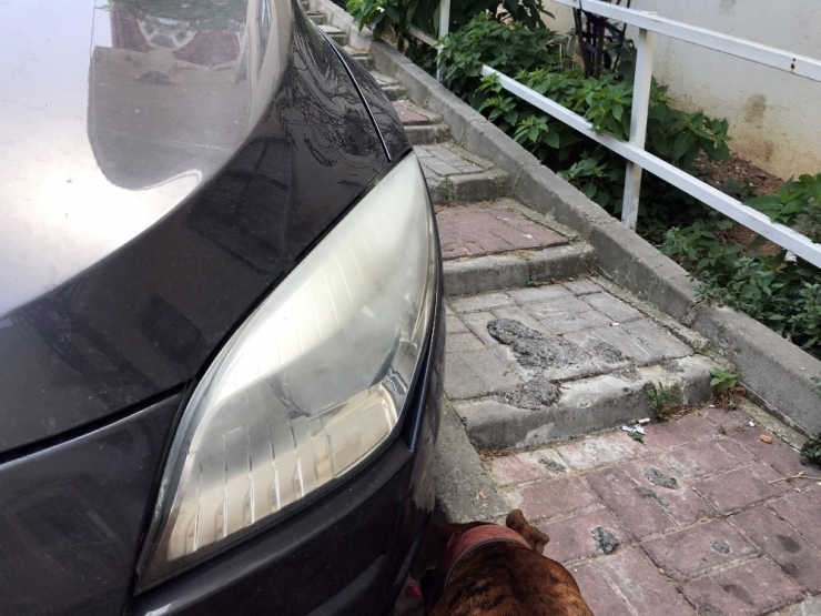 İstanbul’da Motosikletli Çetenin Lüks Otomobilin Farını Çalma Anı Kamerada