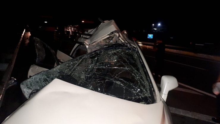 Otomobil İle Tır Çarpıştı: 2 Ölü, 1 Yaralı