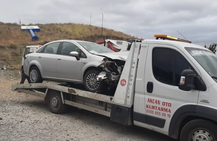 Otomobil Bariyerlere Çarptı : 4 Yaralı