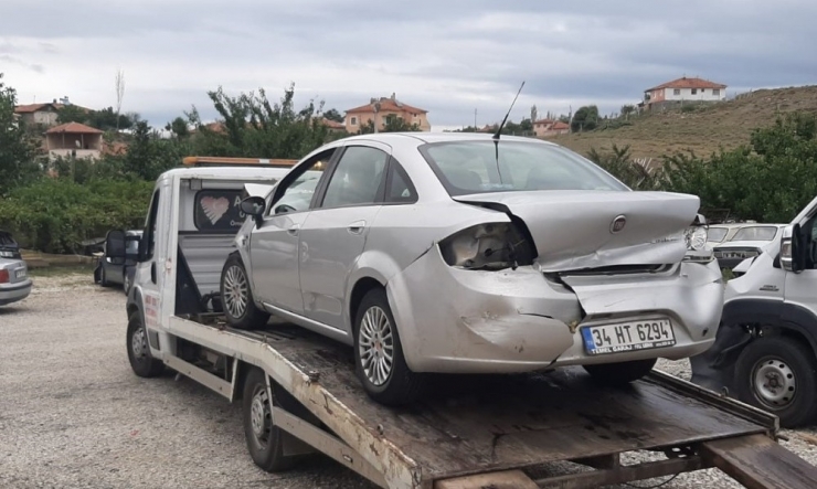 Otomobil Bariyerlere Çarptı : 4 Yaralı