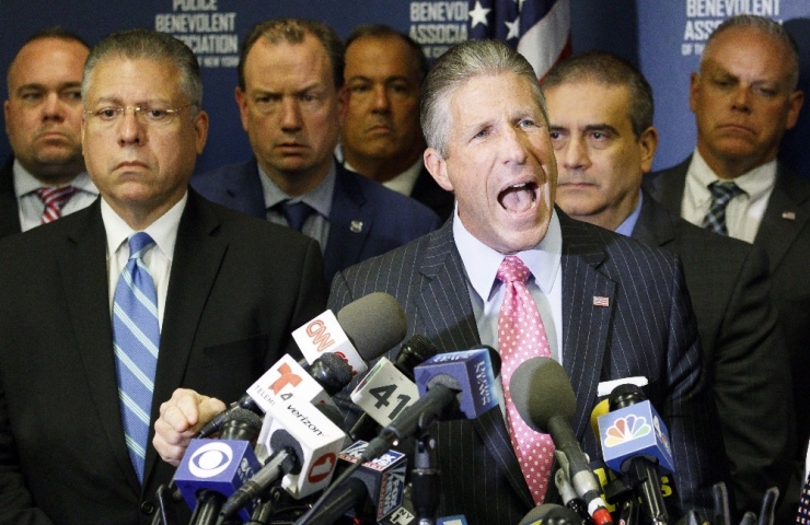 Siyahi Amerikalının Boğazını Sıkarak Öldüren Polis, Meslekten İhraç Edildi