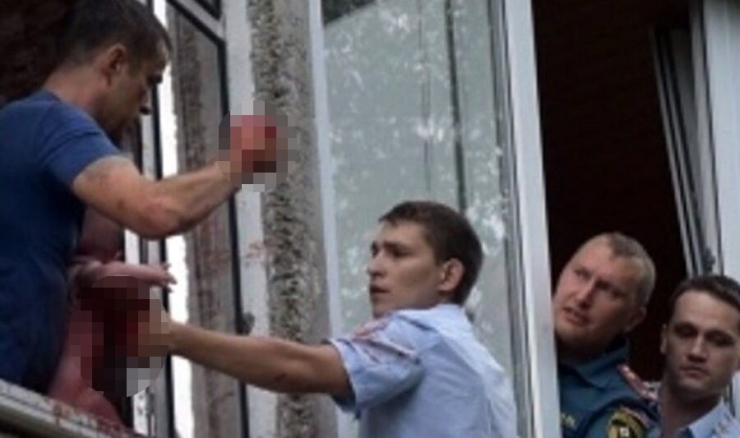 Bebeğini Pencereden Atmak İsteyen Babayı Polis Engelledi